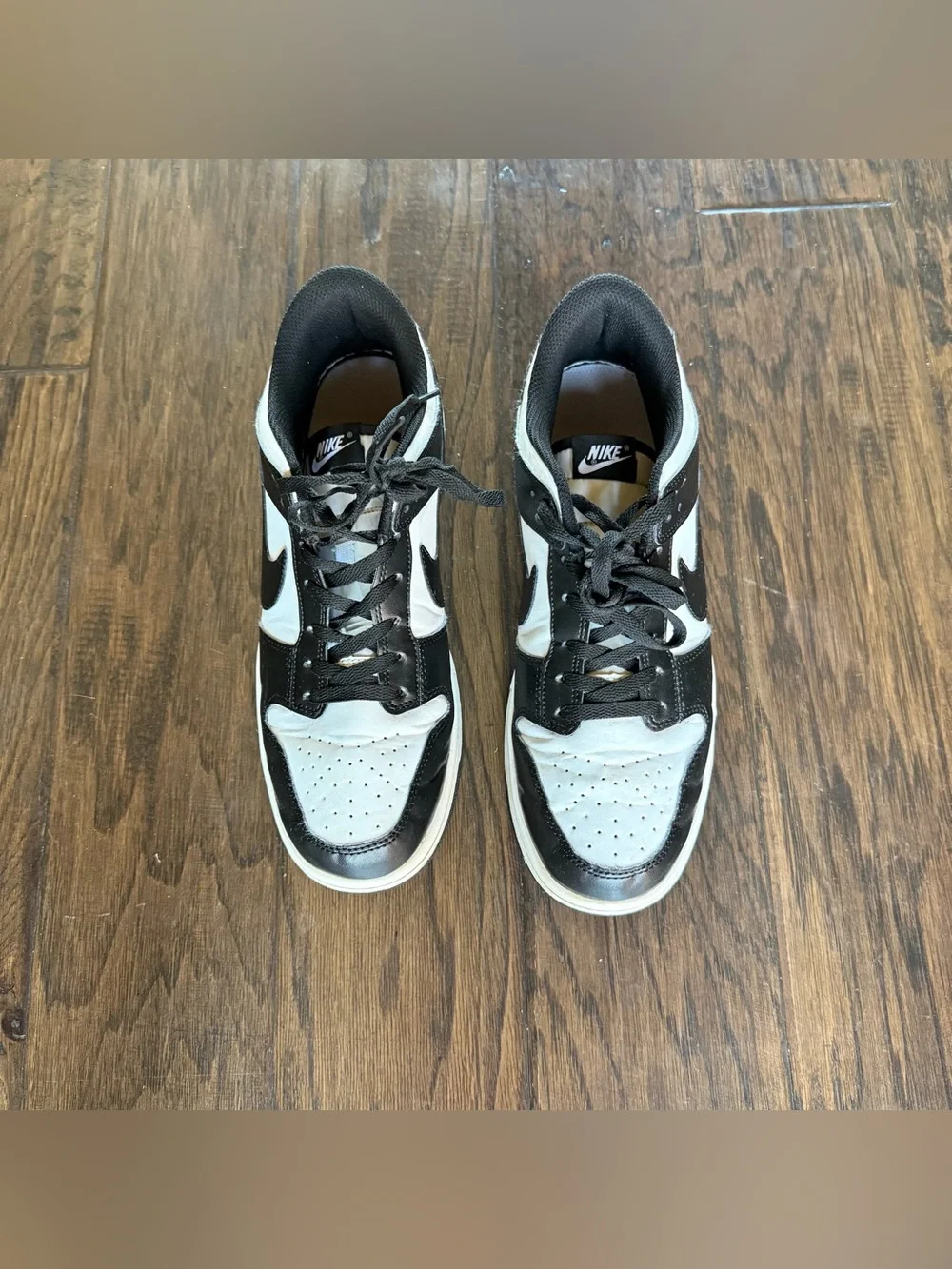 Nike men’s Black and White Low-Top Sneakers with Swoosh size 11